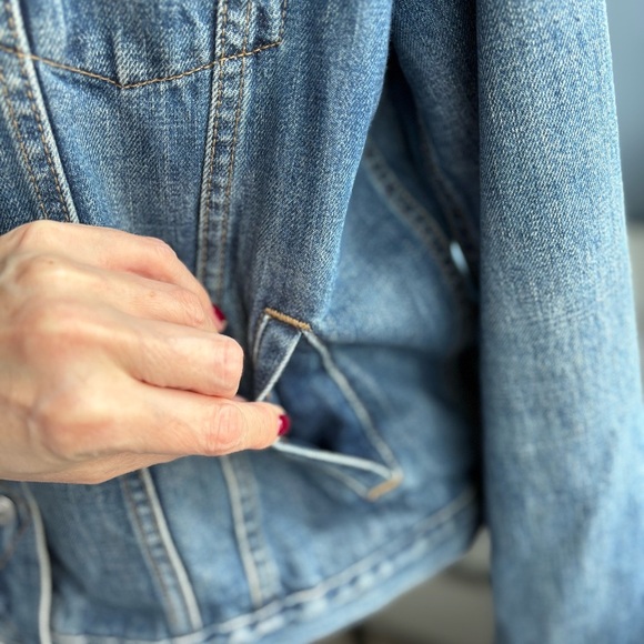 GAP Classic Medium Wash Denim Jacket w 6 Pockets - Picture 10 of 17